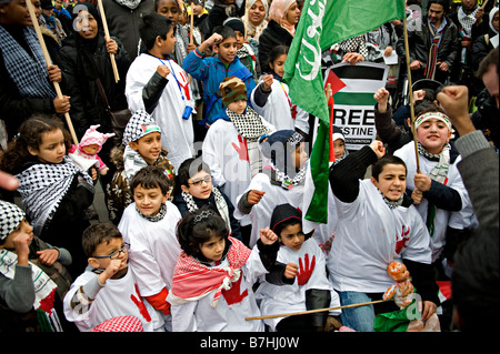 I bambini in un rally che protestavano contro attacchi israeliani su Gaza, Gennaio 2009. Foto Stock