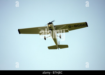 Una fotografia di un piccolo aereo in arrivo a terra in un aeroporto locale Foto Stock