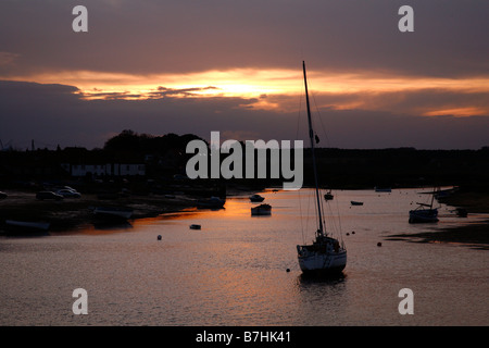 Burnham Overy Staithe, Norfolk, sunset yacht e il montante, East Anglia, England, Regno Unito Foto Stock