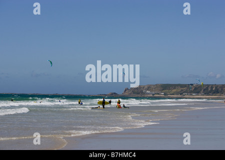 Il Kite Surf - Kitesurf off St Ouen Cinque miglia di spiaggia Jersey ,il canale isole CI UK Regno Unito GB Gran Bretagna Foto Stock