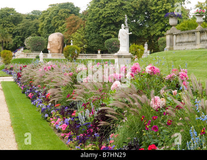 Piuttosto aiuole di fiori e le Prophete statua da Louis Derbre nel Jardin du Luxembourg a Parigi, Francia Europa Foto Stock