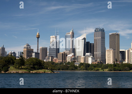 Una vista del CBD di Sydney con i giardini botanici in primo piano Foto Stock