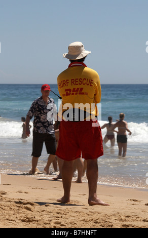 Un bagnino sulla spiaggia di Manly, Sydney Foto Stock