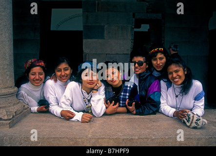 Tutti i peruviani, donne adulte, turisti, studenti peruviano, studenti, studenti field trip, chiostro, i chiostri, la Chiesa di Santo Domingo e il convento, Cuzco, Perù Foto Stock