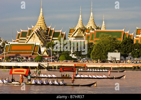 Chiatte a Royal Parade di fornt del Grand Palace. Bangkok Foto Stock