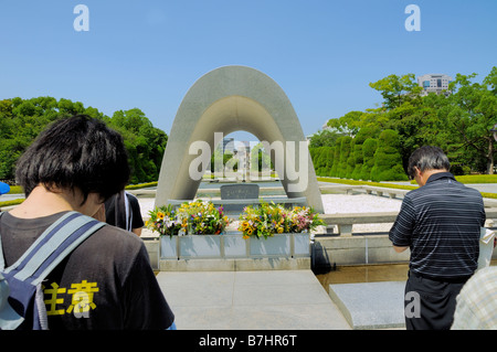 Hiroshima giappone giapponese ai visitatori la preghiera per i defunti della bomba atomica Foto Stock