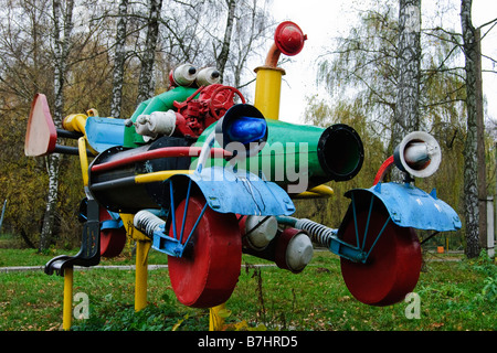 Parco giochi scultura raffigurante un auto, fatta di rottami di metallo, in un parco a Khmelnytsky, Ucraina Foto Stock