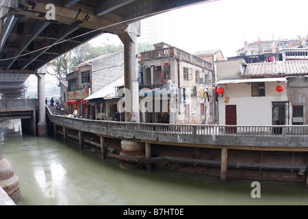 Inquinato il fiume di vicinato a Guangzhou in Cina Foto Stock