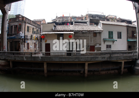 Inquinato il fiume di vicinato a Guangzhou in Cina Foto Stock