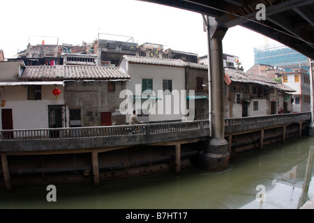 Inquinato il fiume di vicinato a Guangzhou in Cina Foto Stock