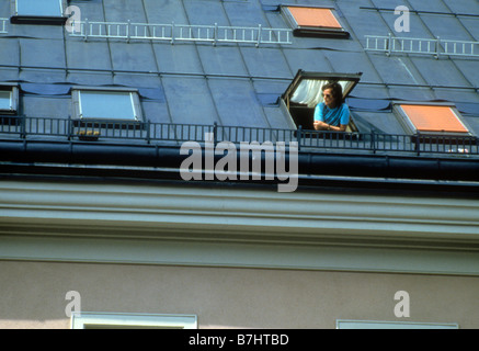 Persona legge in open abbaino in edificio svizzero Foto Stock