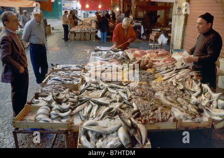 La Vucciria pesce del mercato bancarelle in piazza Caracciolo in Palermo Sicilia Italia Foto Stock