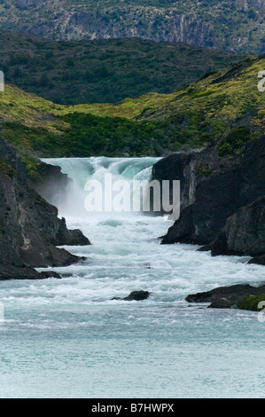 Una piccola cascata in montagna Parco Nazionale Torres del Paine Patagonia Cile Foto Stock