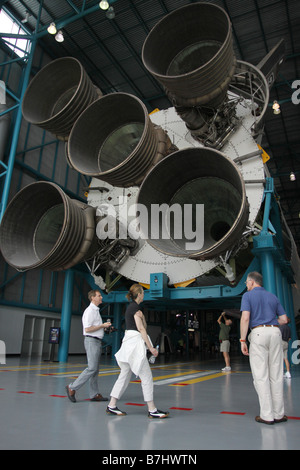 La NASA razzi Saturn 5 motore Visitor Center dal Kennedy Space Center di Cape Canaveral tour museo turistico razzo display Foto Stock