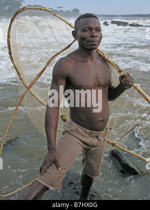 Wagenia pescatore a Stanley scivoli cascate Boyoma Repubblica Democratica del Congo utilizzando uno scoop net per la cattura di pesci di piccole dimensioni Foto Stock