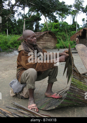 Headman del piccolo villaggio di tessitura copertura impermeabile da giungla erbe nell'isola di Sumba Repubblica Democratica del Congo nei pressi di Lisala Foto Stock