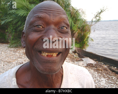 Capo o Headman del villaggio di Malele nelle paludi di mangrovie sul confine della Repubblica Democratica del Congo e in Angola Foto Stock