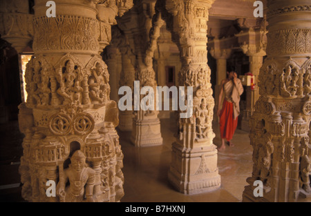 Intricate sculture di colonne tempio Jain Jaisalmer Rasjasthan India Foto Stock