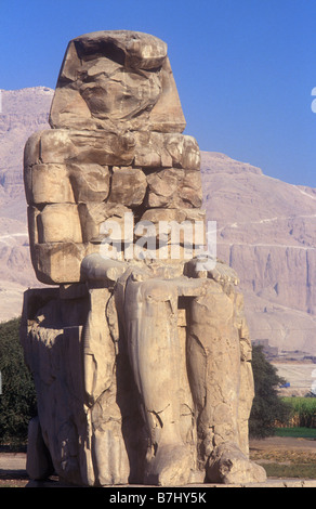 Colosso di Memnon - uno dei letti statue del faraone Amenhotep che stand in Theban necroplis Foto Stock