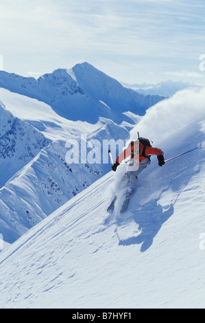 Giovane uomo sciare sul pendio ripido a Mica heliski, Mica Creek, British Columbia, Canada. Foto Stock