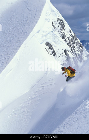 Giovane uomo sci di polvere fresca su pendio ripido a Isola Lake Resort, Fernie, British Columbia, Canada. Foto Stock