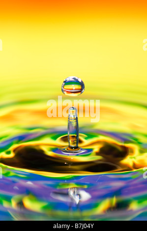 Rainbow color acqua goccia e ripple Foto Stock