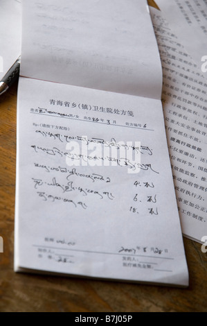 Prescrizione medica scritta in lingua tibetana. Presso il Village medici ufficio. Foto Stock