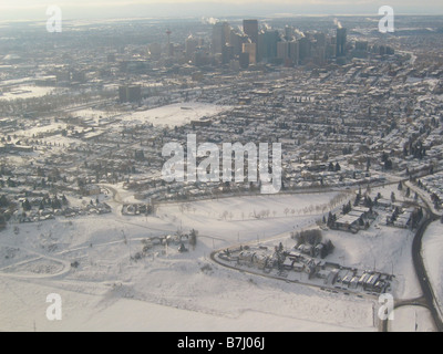 Downtown Calgary in inverno, come si vede dalla finestra di aereo. Foto Stock