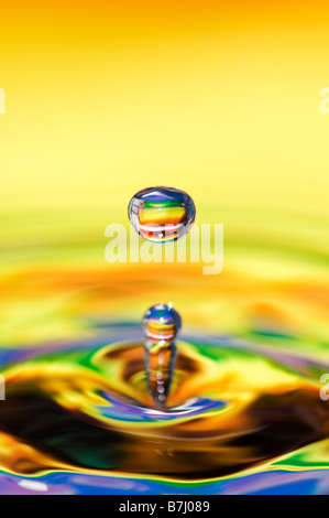 Rainbow color acqua goccia e ripple Foto Stock