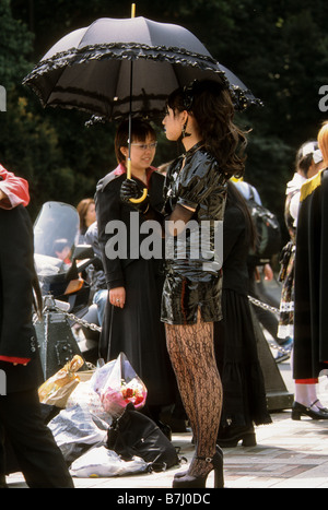 Giovane donna in costume detiene un ombrello nel quartiere Harajuku Tokyo Giappone Foto Stock