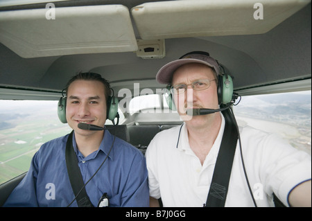 I piloti in un Cessna 172 in volo, Vancouver, B.C. Foto Stock
