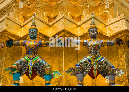 Yaksha mitico demoni di supporto di un golden chedi - Wat Phra Kaew e il grande palazzo nel centro di Bangkok in Thailandia Foto Stock