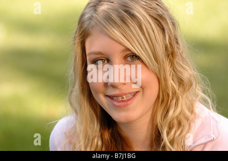 Ritratto di giovane ragazza bionda su erba, Regina, Saskatchewan Foto Stock