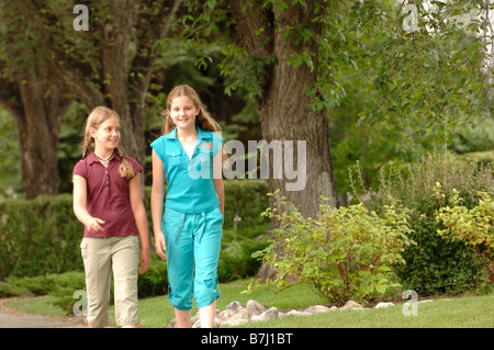 Le giovani ragazze camminare per strada, Regina, Saskatchewan Foto Stock