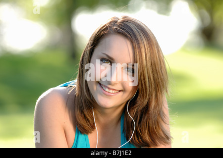 Ragazza adolescente in park w/ipod, Regina, Saskatchewan Foto Stock