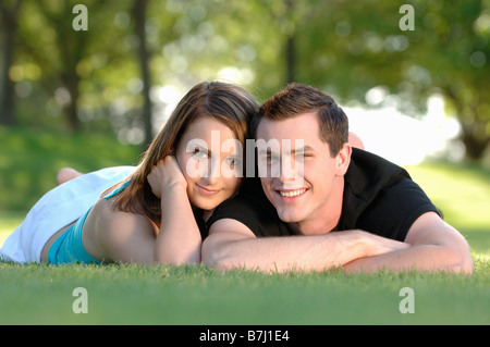 Un ragazzo e una ragazza adolescenti in erba a park, Regina, Saskatchewan Foto Stock