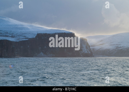 dh Rackwick HOY ORKNEY Grigio inverno cieli neve Seacliffs Pentland Firth acque desolanti inverno costiero aspra Foto Stock