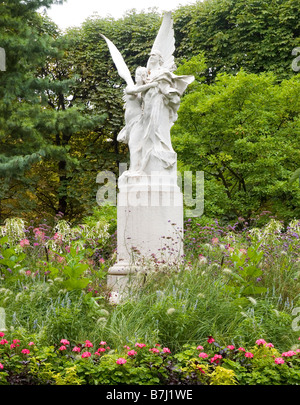 Una statua di pietra di Leconte de Lisle dall artista Pierre Denys Puech nel Jardin du Luxembourg a Parigi, Francia Europa Foto Stock