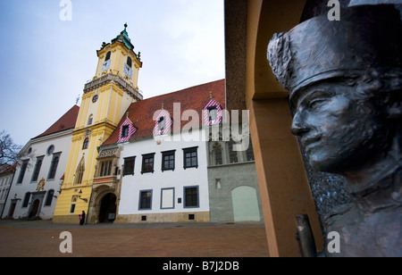 Statua di un soldato che si affaccia sulla piazza principale (Piazza Hlavné námestie) nel centro storico di Bratislava, Slovacchia. Il municipio della città vecchia. Foto Stock