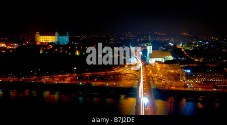 Bratislava di notte vista dal ristorante futuristico UFO. Il castello di Bratislava, Cattedrale di San Martino e Novy più bridge (SNP) Foto Stock