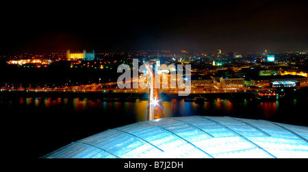 Bratislava di notte vista dal ristorante futuristico UFO. Il castello di Bratislava, Cattedrale di San Martino e Novy più bridge (SNP) Foto Stock