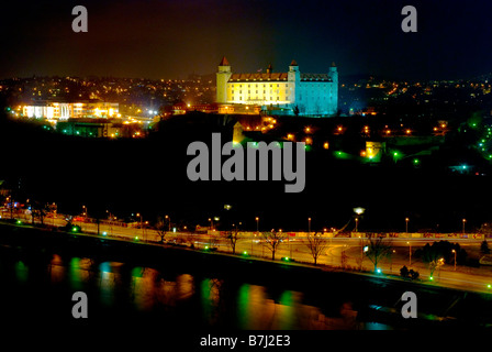 Il castello di Bratislava (Bratislavsky hrad) di notte, visto dal futuristico ristorante UFO sulla sommità di Novy più ponte sul Danubio. Foto Stock