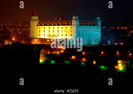 Il castello di Bratislava (Bratislavsky hrad) di notte, visto dal futuristico ristorante UFO sulla sommità di Novy più ponte sul Danubio. Foto Stock