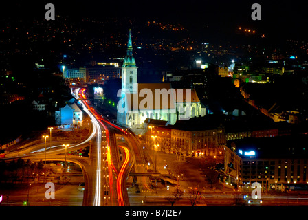 Bratislava di notte. Cattedrale di San Martino, visto dal futuristico ristorante UFO sulla sommità di Novy più ponte sul Danubio. Foto Stock