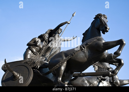 Una scultura raffigurante il guerriero Boudica regina degli Iceni con le sue figlie, vicino al Molo di Westminster, Londra, Inghilterra. Foto Stock