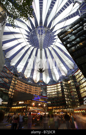 Il tetto e il forum centrale del Sony Centre di Berlino, Germania Foto Stock