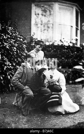 Charles Dickens Lettura per le sue figlie Mamey e Katey nel giardino della sua casa a Gads Hill Kent nel 1866 Foto Stock