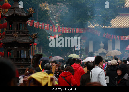 Folla di Guangzhou versare nella GuangXiàosì 1700 anno vecchio tempio buddista in Guangzhou al culto per l'Anno Nuovo Cinese Foto Stock