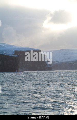 dh Rackwick HOY ORKNEY Gray inverno cieli neve Seacliffs Pentland Firth Waters Foto Stock