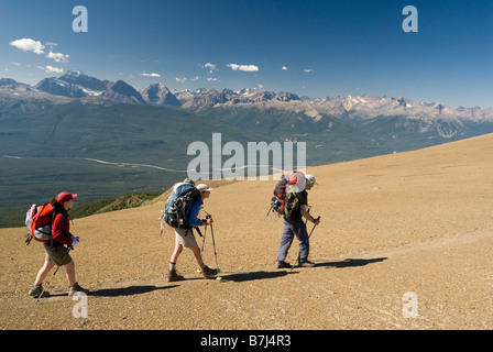 Tre gli escursionisti in alpine su di un crinale, Skyline Trail, Jasper National Park, Alberta, Canada Foto Stock